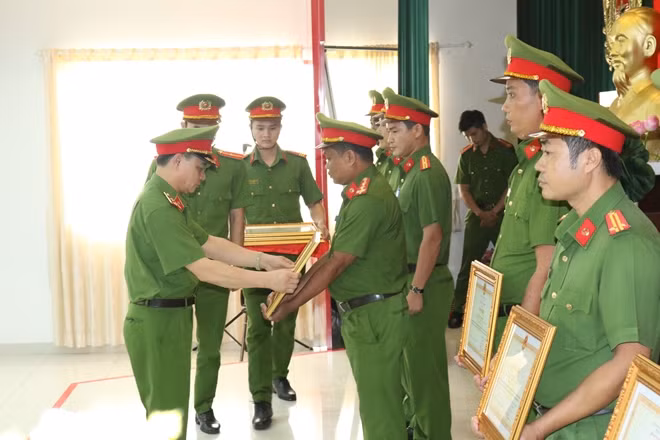 Trung tướng Phạm Quốc Cương trao bằng khen cho các tập thể, cá nhân có thành tích xuất sắc.
