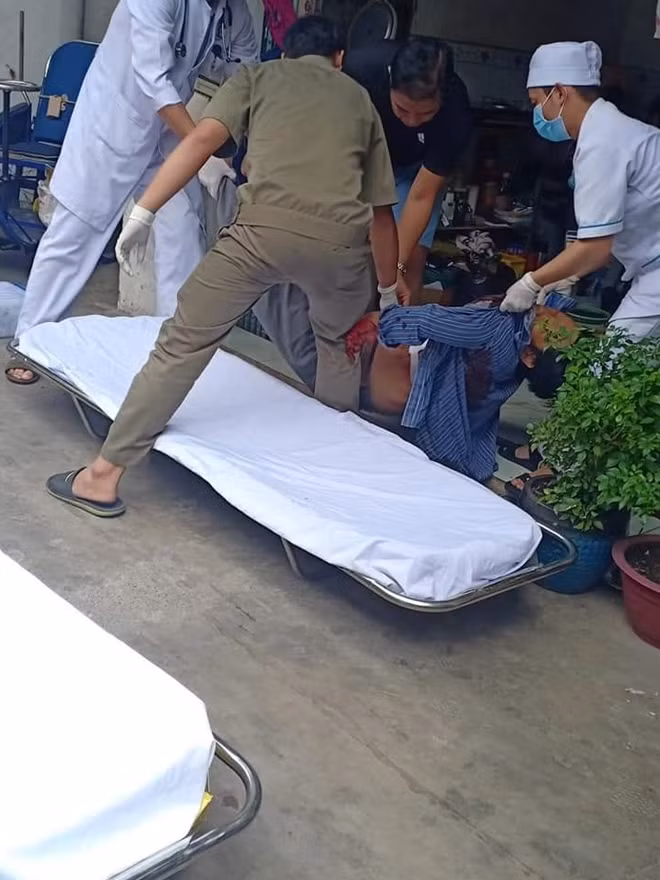 Ông Hoàng thời điểm được đưa vào bệnh viện cấp cứu