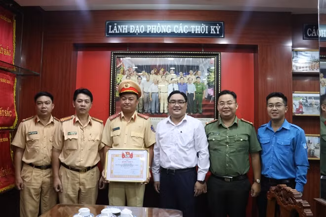 Ông Ngô Minh Hải-Phó Bí thư Thành đoàn TP Hồ Chí Minh trao bằng khen cho 2 cán bộ CSGT.