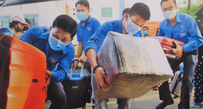 Thanh niên tình nguyện hỗ trợ người dân trong khu cách ly