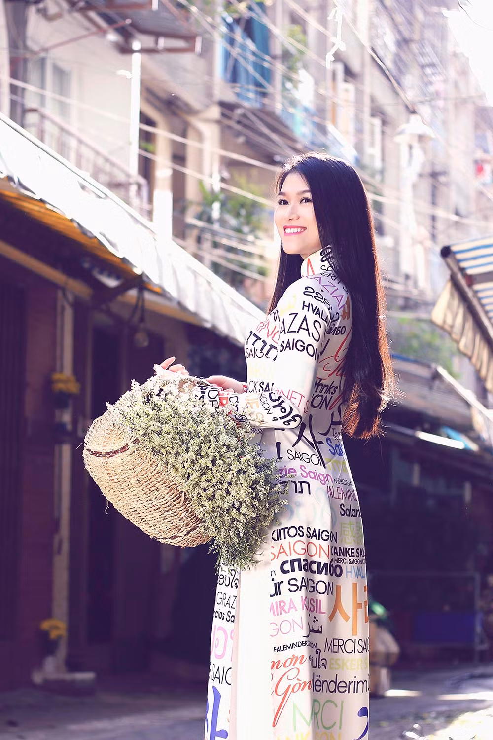 Không bỏ lỡ những cảnh đẹp ở chợ hoa, Ngọc Thanh Tâm còn thực hiện một bộ hình đầy ấn tượng, cá tính.