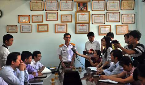 Ông Huỳnh Tấn Dũng, Chánh thanh tra Sở Lao động- thương binh và xã hội TP HCM công bố quyết định thanh tra. Ông Huỳnh Tấn Dũng, Chánh thanh tra Sở Lao động- thương binh và xã hội TP HCM công bố quyết định thanh tra.