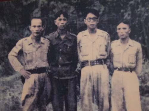 Từ trái qua: các ông Huỳnh Văn Nghệ, Lê Duẩn, Nguyễn Bình, Dương Quốc Chính tại chiến khu.