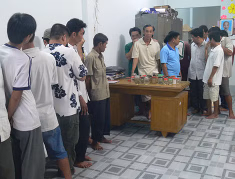 Các đối tượng đánh bạc và tang vật vụ án