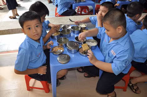 Bữa trưa của học sinh trường Tiểu học Nguyễn Khuyến, nơi đã xảy ra “bệnh lạ” khiến trên 200 em phải nhập viện. Bữa trưa của học sinh trường Tiểu học Nguyễn Khuyến, nơi đã xảy ra “bệnh lạ” khiến trên 200 em phải nhập viện.