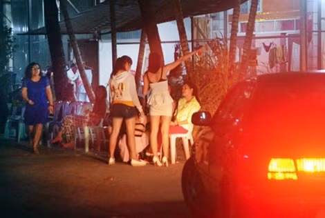 Gái mại dâm đang công khai “bán vốn tự có” trên đường phố Mong La.