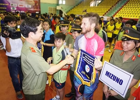 Trao cờ lưu niệm cho các đoàn vận động viên.