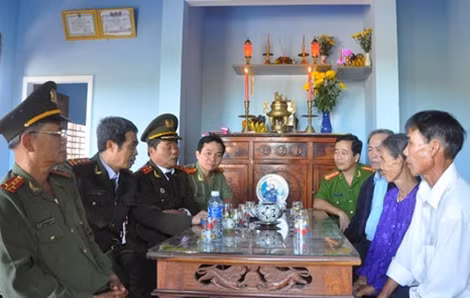 Trung tướng Châu Văn Mẫn, đại diện Chi nhánh Công ty Bạch Đằng tại TP HCM trong căn nhà mới của bà Bùi Thị Liên.