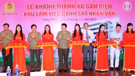 Thứ trưởng Bùi Văn Thành và lãnh đạo UBND tỉnh Đồng Tháp cắt băng khánh thành Trụ sở làm việc khối CSND.