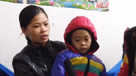 2 mẹ con chị Nguyễn Thị Định.