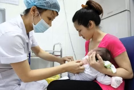 Tiêm vaccine.