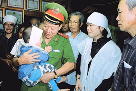 Thượng tướng Lê Quý Vương, UVTW Đảng, Thứ trưởng Bộ Công an thăm hỏi thân nhân liệt sĩ Lường Phát Chiêm, cán bộ Công an tỉnh Sơn La.