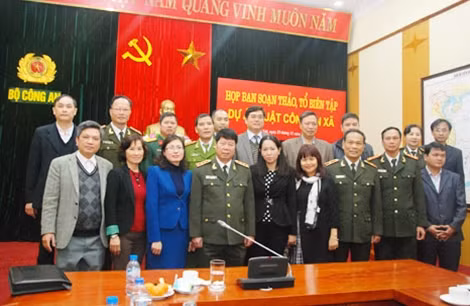 Thứ trưởng Bùi Văn Nam và các thành viên Ban soạn thảo, Tổ biên tập Dự án Luật Công an xã.