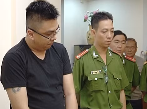 Tống đạt quyết định bắt và khám xét đối với Wong Boon Leong và Võ Đặng Thành Trung.