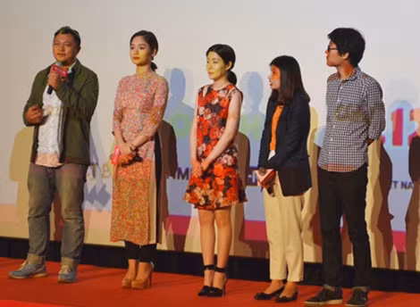 Đạo diễn Phan Gia Nhật Linh (bìa trái) và đoàn làm phim "Em là bà nội của anh" giao lưu với ekip Hàn Quốc.