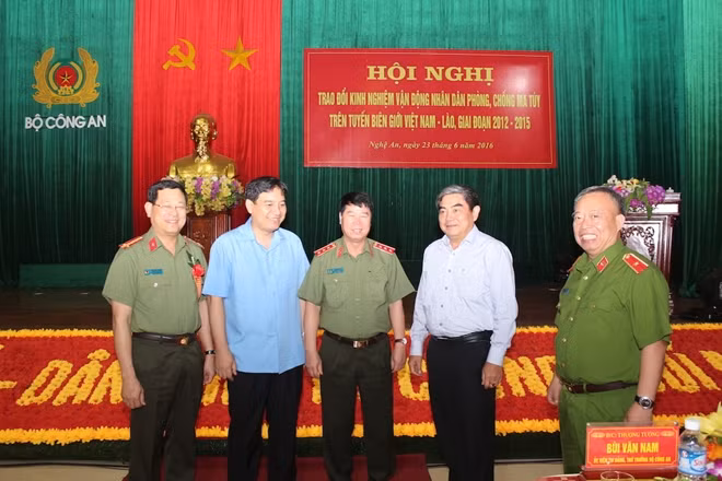 Thứ trưởng Bùi Văn Nam cùng các đại biểu trao đổi bên lề hội nghị