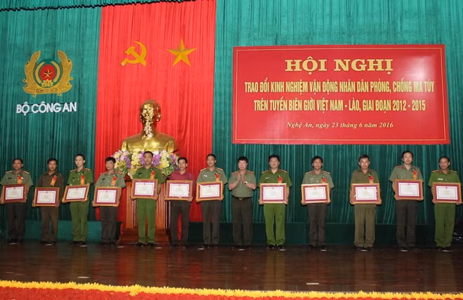 Thứ trưởng Bùi Văn Nam trao Bằng khen của Bộ Công an cho các tập thể, cá nhân có thành tích xuất sắc
