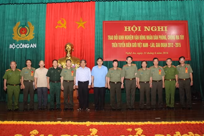 Thứ trưởng Bùi Văn Nam, đồng chí Nguyễn Đắc Vinh cùng các đại biểu dự hội nghị