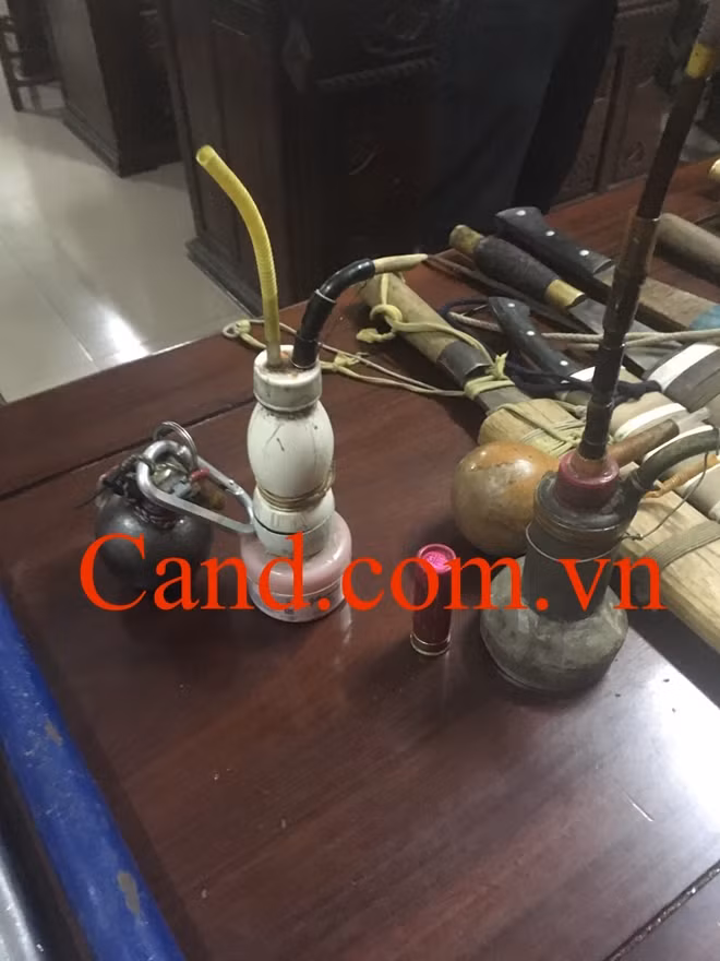Lựu đạn, dao súng và các dụng cụ sử dụng ma tuý thu được trong nhà Vi Văn My