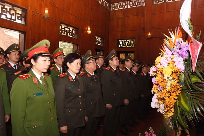 Đoàn đại biểu dâng hương, dâng hoa tưởng niệm Chủ tịch Hồ Chí Minh
