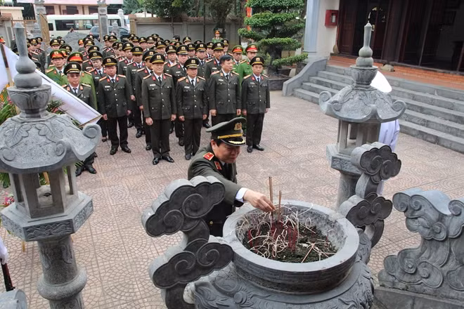 Thiếu tướng Đào Gia Bảo thay mặt đoàn dâng hương ở Nhà tưởng niệm đồng chí Trần Quốc Hoàn