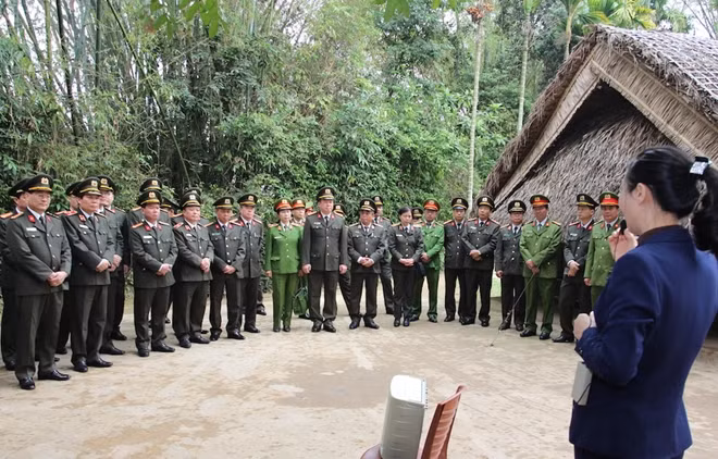 Các đại biểu tham quan Cụm di tích Làng Sen, quê nội Bác Hồ