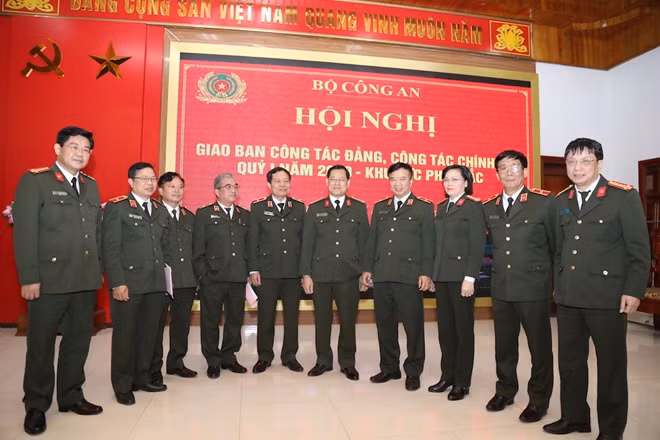 Các đại biểu trao đổi bên lề hội nghị
