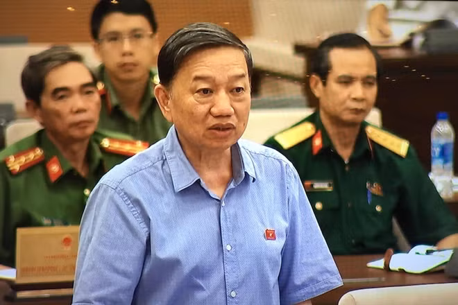 Bộ trưởng Tô Lâm đọc Tờ trình tại phiên họp