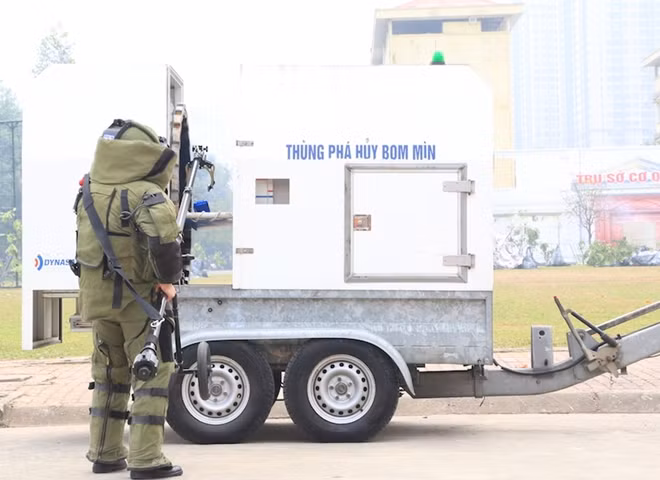 Xe kéo thùng bom, mìn được thiết kế dạng thùng phía sau, có thể chịu được sức ép của 1 lượng tương đương 5 kg thuốc nổ TNT mà vẫn đảm bảo an toàn.