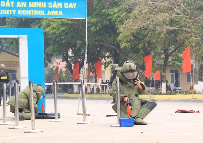 Phát hiện quả mìn gắn ngòi nổ hẹn giờ, thiết bị chống tháo gỡ, tổ trinh sát đã báo cáo chỉ huy cho gắp vào thùng chứa và đưa về khu vực cách ly để xử lý.