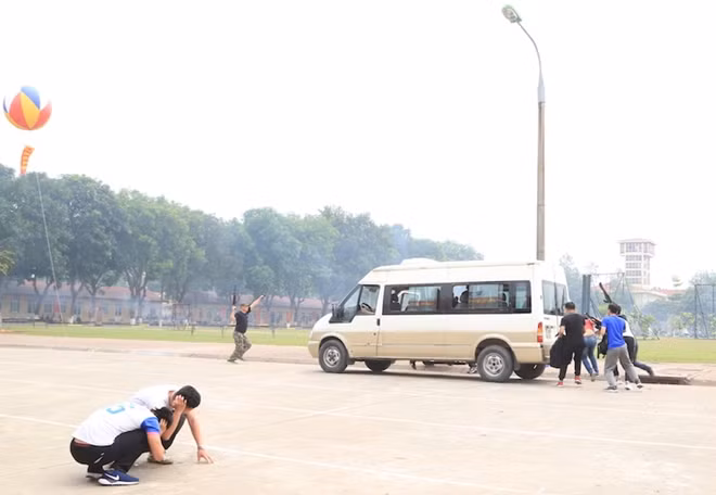 Trên đường tẩu thoát, bọn chúng đã cướp 1 ô tô 16 chỗ đang chờ đón khách.