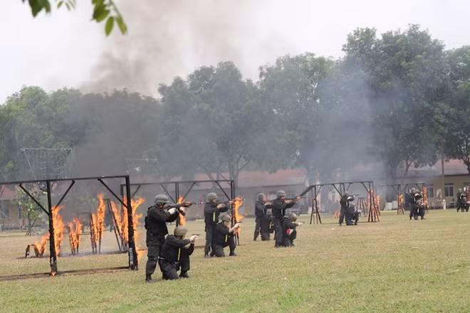 CSĐN biểu diễn kỹ chiến thuật bắn súng trên các loại địa hình.