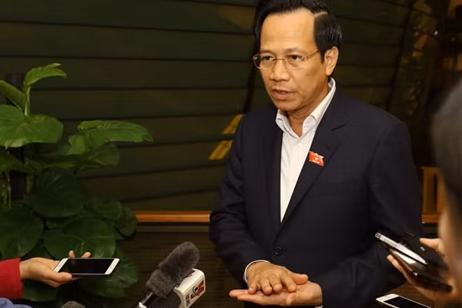 Bộ trưởng Đào Ngọc Dung trao đổi với báo chí bên hành lang Quốc hội