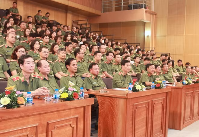 Các đại biểu tham dự buổi lễ
