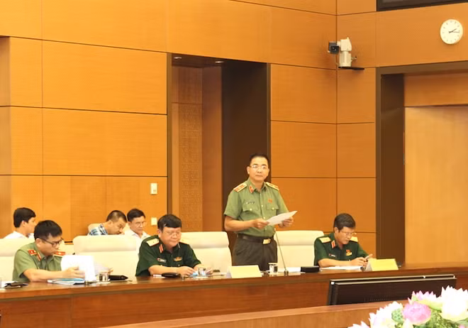 Thiếu tướng Nguyễn Minh Đức trình bày báo cáo thẩm tra