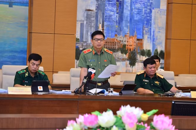 Thường trực UBQPAN Nguyễn Thanh Hồng trình bày báo cáo thẩm tra