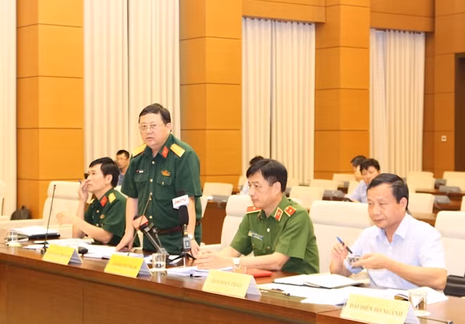 Các đại biểu phát biểu tại phiên họp