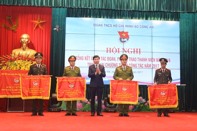 Đồng chí Nguyễn Long Hải trao Cờ thi đua xuất sắc của Trung ương Đoàn tặng các tập thể