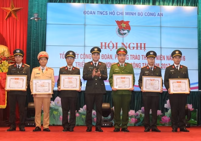 Thiếu tá Đồng Đức Vũ tặng Bằng khen của Đoàn Thanh niên Bộ Công an cho các tập thể xuất sắc