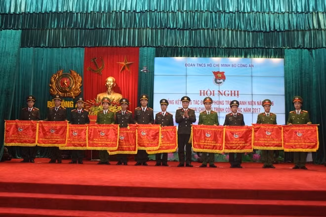Trung tá Nguyễn Thanh Tuấn tặng Cờ thi đua xuất sắc của Đoàn Thanh niên Bộ Công an cho các tập thể