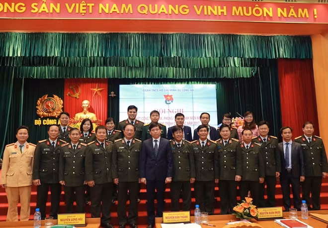 Thứ trưởng Nguyễn Văn Thành với các đại biểu dự hội nghị