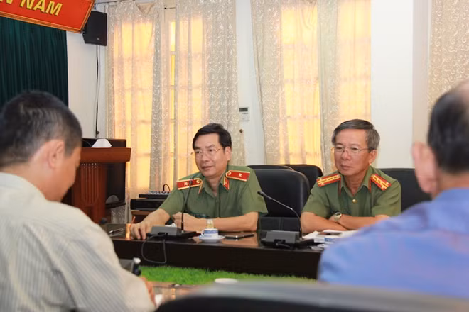 Thiếu tướng Phạm Văn Miên trao đổi, chia sẻ kinh nghiệm về công tác quản lý, điều hành các ấn phẩm Báo CAND.