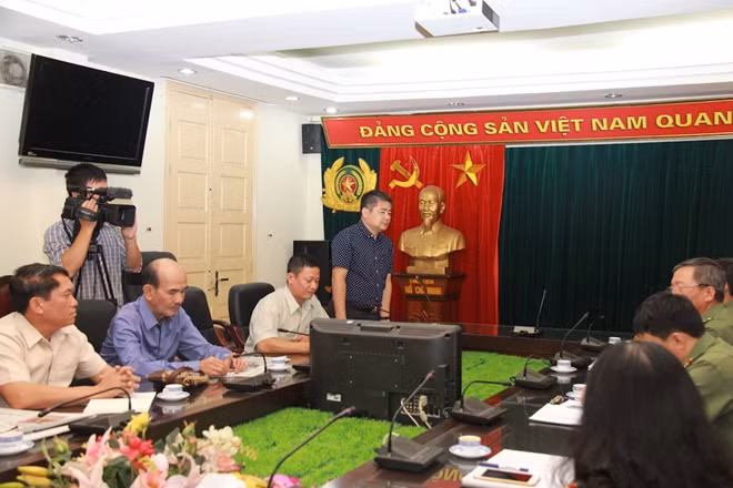Cục trưởng Cục Báo chí Somsavath Phongsa phát biểu tại buổi làm việc