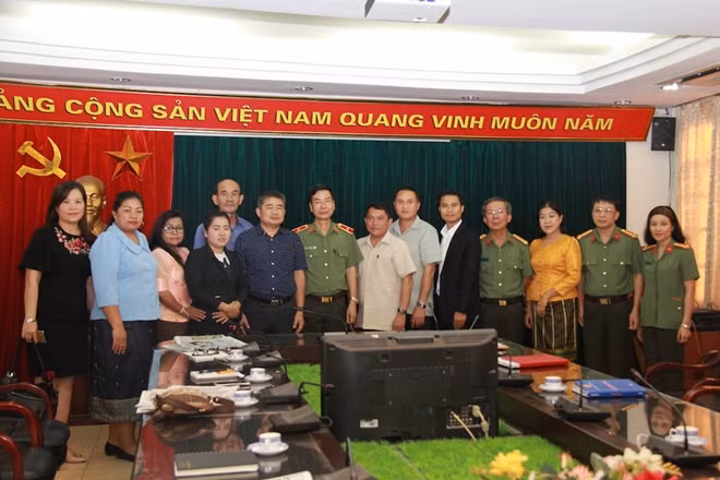 Ban biên tập Báo CAND và Đoàn đại biểu Bộ Thông tin, Văn hoá và Du lịch Lào.