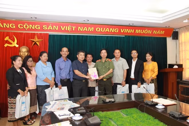 Thiếu tướng Phạm Văn Miên tặng quà lưu niệm Đoàn đại biểu Bộ Thông tin, Văn hoá và Du lịch Lào.