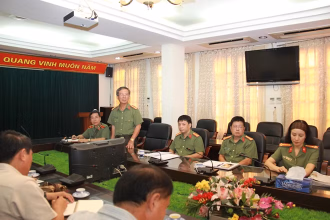 Đại tá Đặng Văn Lân giới thiệu với đoàn công tác những hoạt động phát hành, quảng cáo của Báo CAND.