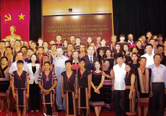 Đại biểu Quốc hội và nghệ nhân các tỉnh Tây Nguyên chụp ảnh lưu niệm với các đồng chí lãnh đạo