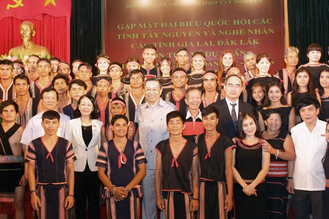 Các đồng chí lãnh đạo với các đại biểu tại buổi gặp mặt.