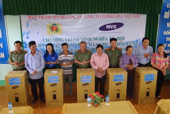 Đoàn tình nguyện tặng máy lọc nước...