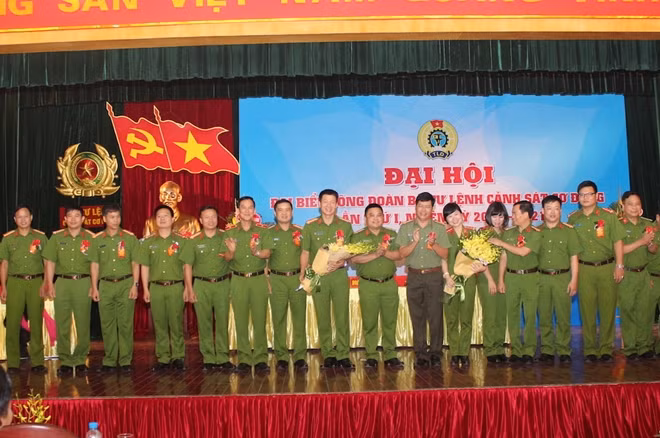 Lãnh đạo Bộ Tư lệnh CSCĐ và Công đoàn CAND tặng hoa chúc mừng BCH mới.